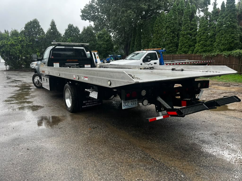 Centri Auto Towing flatbed truck rear view