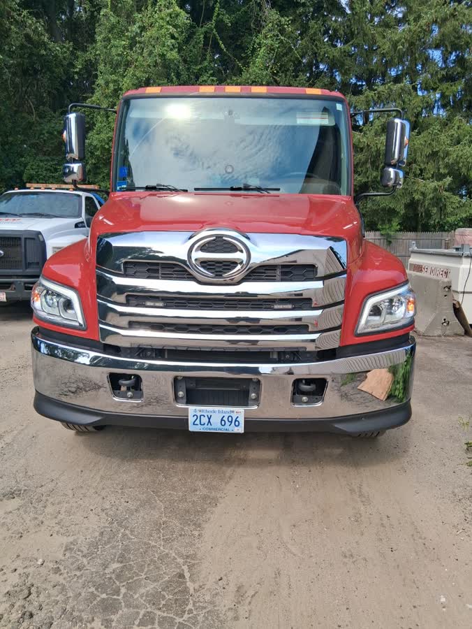 Red Hino flatbed, front view